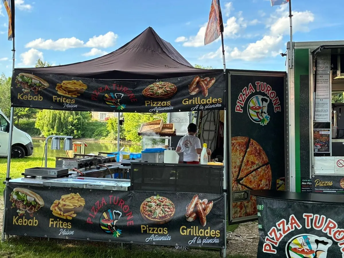 Food truck Pizza Turone installé pour un événement