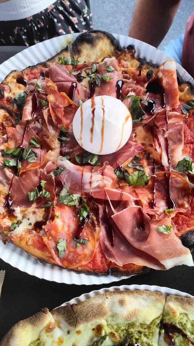 Pizza italienne généreusement garnie