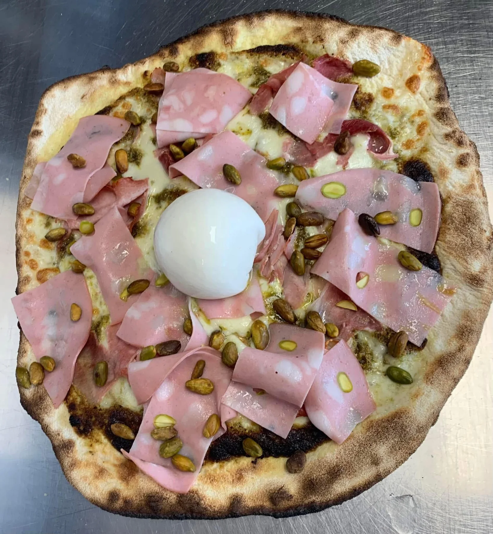 Pizza du mois à la mortadelle et pistache