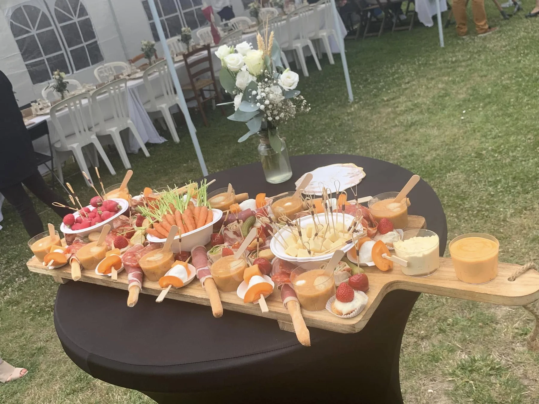 Préparation de planches apéritives pour une prestation