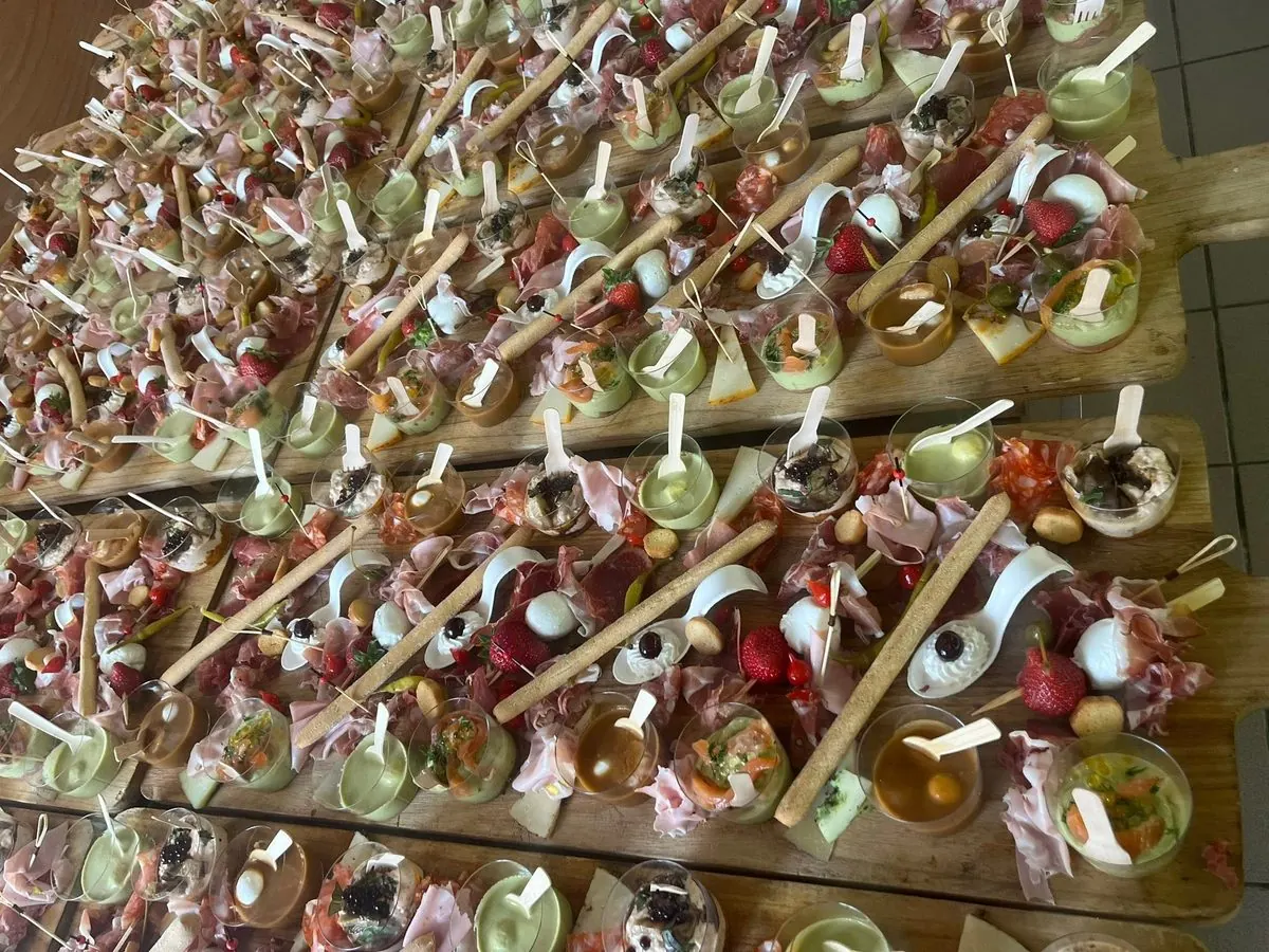 Grandes planches apéritives préparées pour une réception